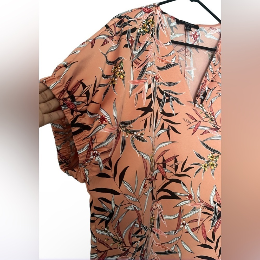 Andrew Marc Tops Floral Boxy Satin V Neck Blouse Workwear Color: pink/Orange L - Picture 3 of 5